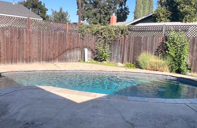 3 Bedroom Home available now. With POOL! Gallery 4