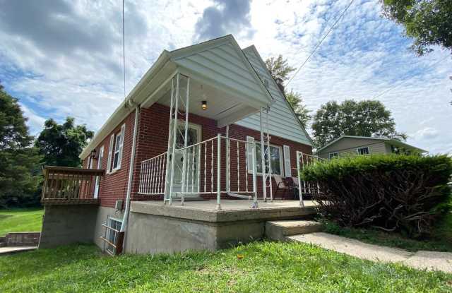 Fully Furnished with Washer and Dryer on quiet cul-de-sac photos photos