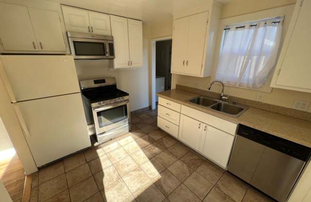 Spacious 2 bed 1 bath home in Mountain View. Close to downtown. Must See! Gallery 4