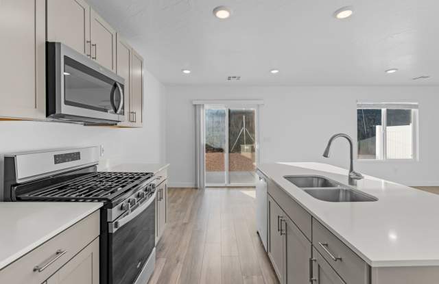 Comfortable and Spacious 4-Bedroom Townhome in Cedar City! photos photos