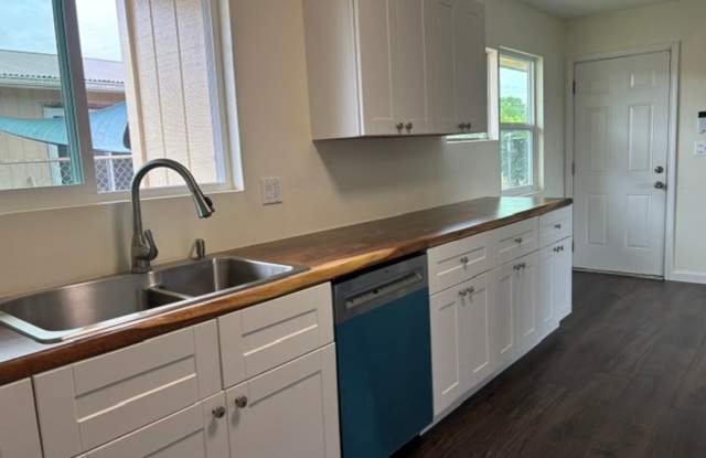 3 Bedroom / 2 Bath Pet Friendly Home In Hilo! Gallery 1
