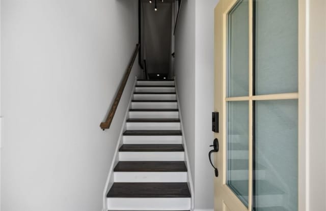 1445 Creekside Circle Gallery 3