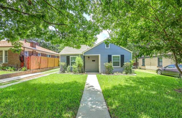 ASK ABOUT OUR OCTOBER MOVE-IN SPECIALS - AVAILABLE NOW - 2 Bedroom 1 Bath Home in TCU Area - 3304 Livingston Avenue, Fort Worth, TX 76110