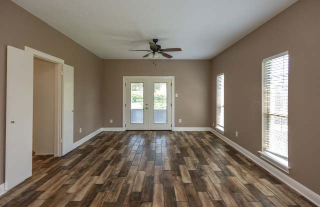 Spacious 6-Bedroom Beaumont Home with 3 Baths & 2-Car Garage Gallery 4