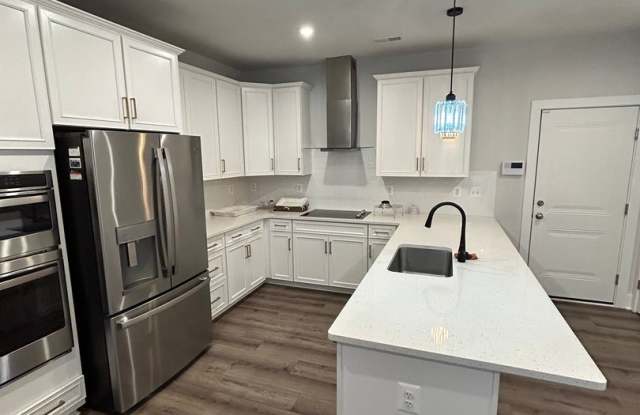 MOVE IN READY 2BEDROOM TOWNHOUSE photos photos