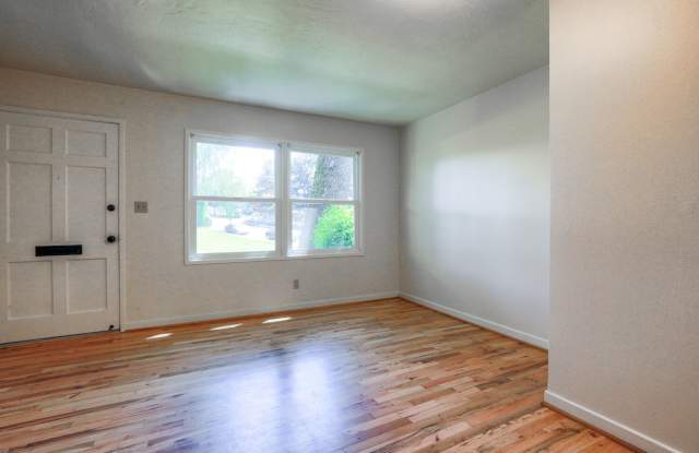 Charming 1-Bedroom Mid Century Townhouse! photos photos