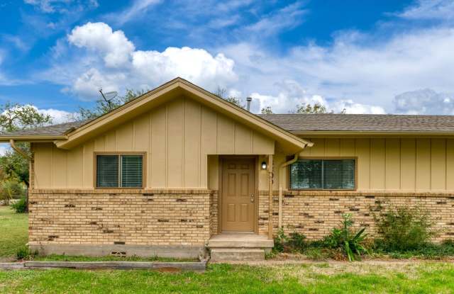3 Bed / 3 bath Traditional Corner Lot home Gallery 1
