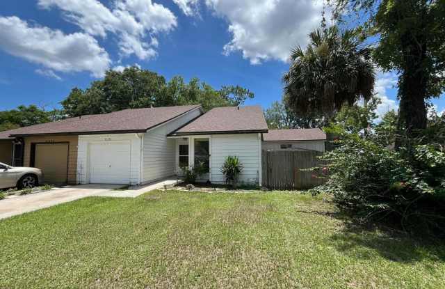 Cul-de-sac location with a fenced in yard. Gallery 1