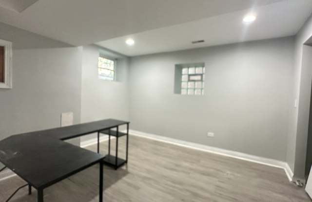 6322 N Lakewood Avenue Gallery 3
