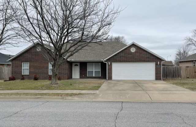 1975 Montclair Ave - 1975 Montclair Avenue, Siloam Springs, AR 72761