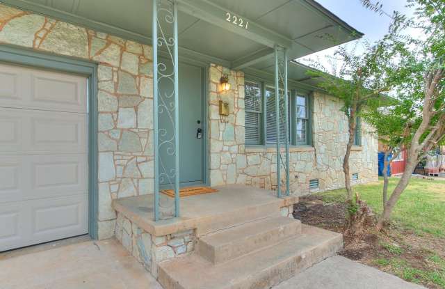 Beautiful updated home in The Village - 2 bed 1 bath Gallery 4