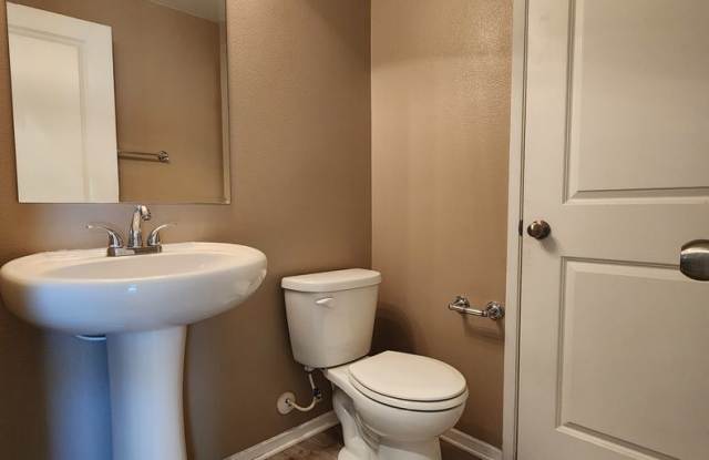 Great Two Story 3Bd, 2.5 Ba. Office can be 4th bd,  Solar in Lake Elsinore East of the 15 Fwy Gallery 4