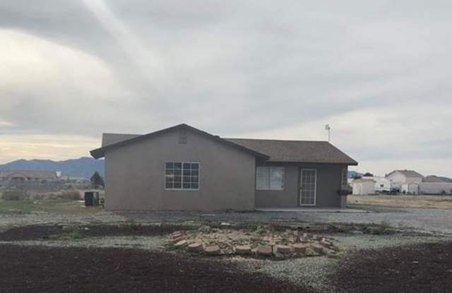 Charming 3-bedroom home located in the picturesque town of Pahrump! photos photos