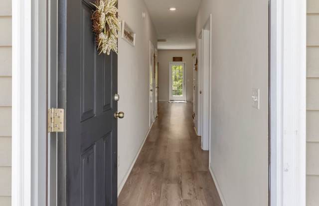 5 Bedroom Home Close to Ft. Stewart Gallery 4