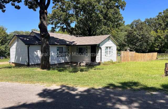 Arkoma Cutie! 2 Bed 1 Bath on giant corner lot! photos photos