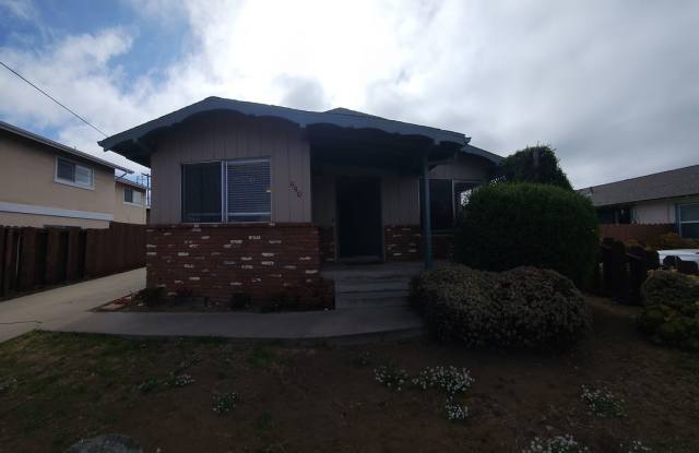 Classic MB Beach home- 2 Bed 1 Bath Home with a view of the water and the rock! Gallery 4