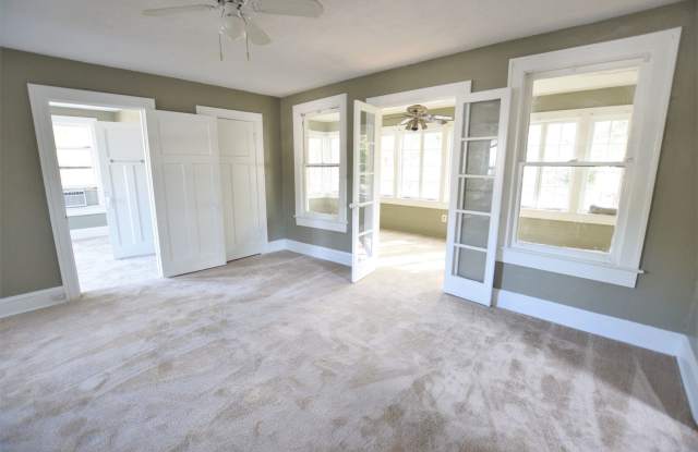 Bright Top-Floor 1 Bedroom in the Heart of Thornton Park! Walk to Lake Eola! - 109 James Avenue, Orlando, FL 32801