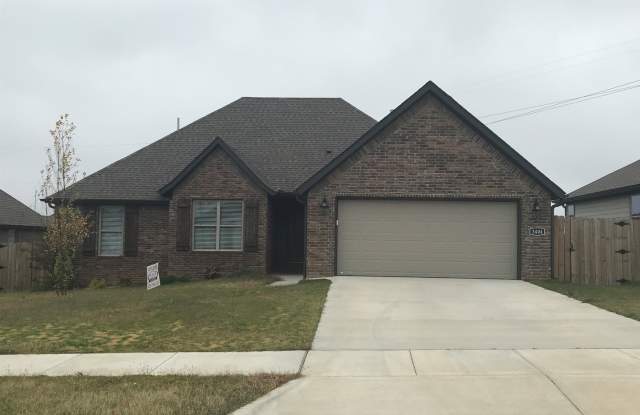 Charming 4 Bedroom / 2 Bathroom - Bentonville Home Gallery 1