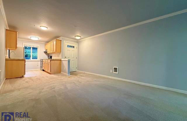 Cozy 2BD Portland Unit with Covered Parking Gallery 4