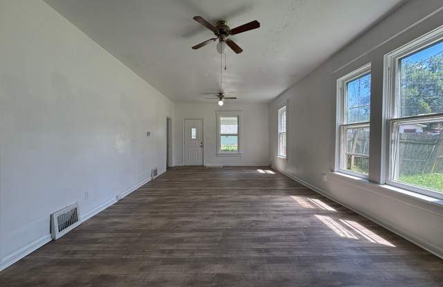 Rent this Beautiful 4 bedroom 2 bath House!!! Gallery 3