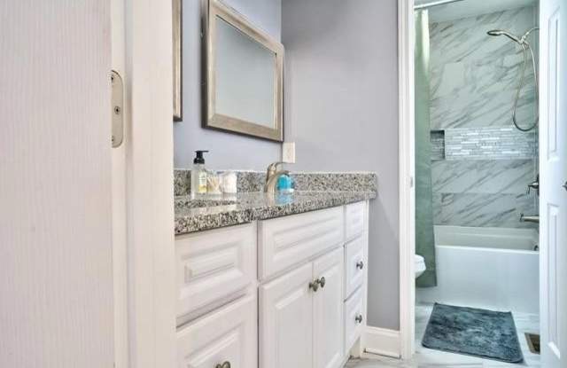 Room in 4 Bedroom Home at Baker Terrace NW Gallery 4