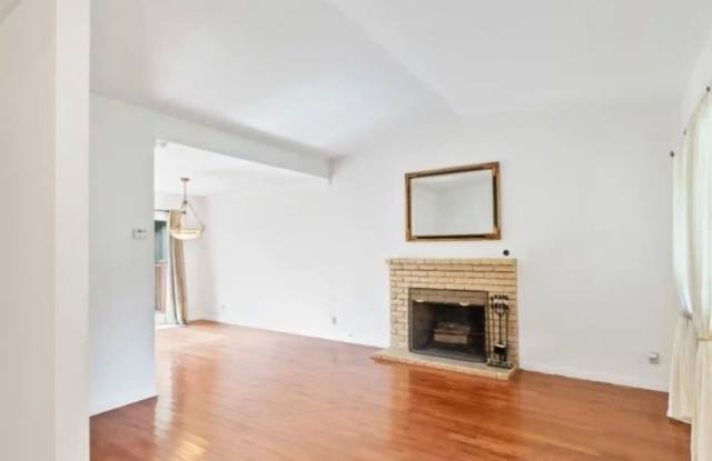 Stunning El Sobrante Hillside Home with Sweeping Views, Expansive Deck & Generous Yard Gallery 4