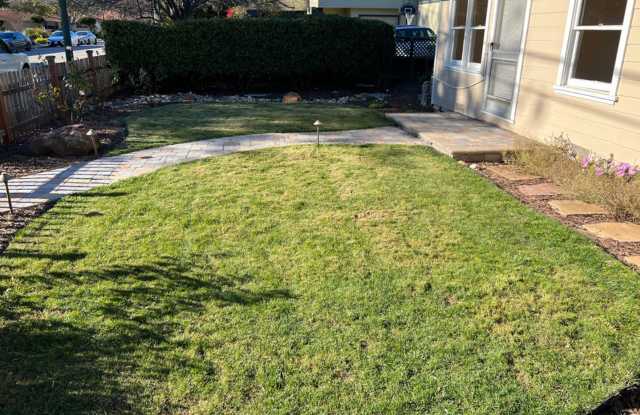 Spacious 2 bed 1 bath home in Mountain View. Close to downtown. Must See! Gallery 2