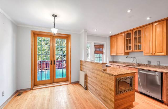 Spacious 2 Bed / 2 Bath Home Between Old Town & Potomac Yard – Private Yard & Deck! photos photos Spacious 2 Bed / 2 Bath Home Between Old Town & Potomac Yard – Private Yard & Deck! photos photos