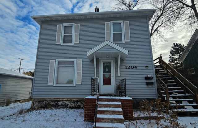 3 BED | 2 BATH | FURNISHED | DUPLEX | CENTRALLY LOCATED - 1204 4th Street, Rapid City, SD 57701