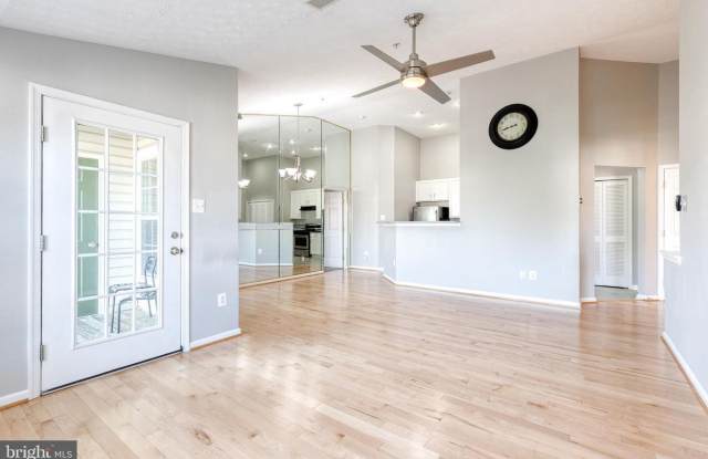 Gorgeous 2bd 2bth Penthouse Condo Completely Updated & Ready To Move In! Gallery 4
