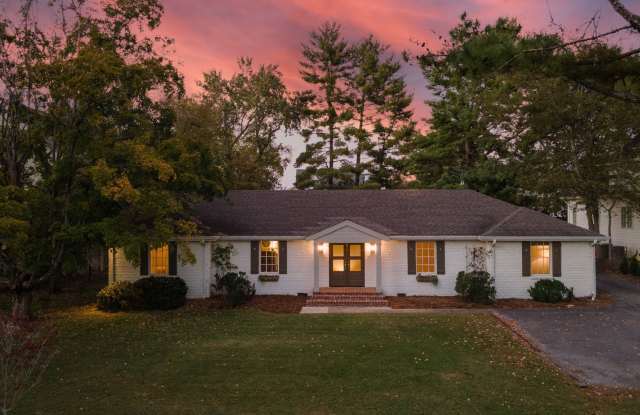 **ADORABLE DUBLEX IN BELLE MEADE WITH AMAZING YARD SURROUNDED BY MULTI-MILLION DOLLAR HOMES** Gallery 4