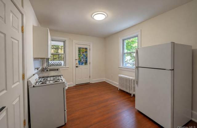 364 Ashford Avenue Gallery 3