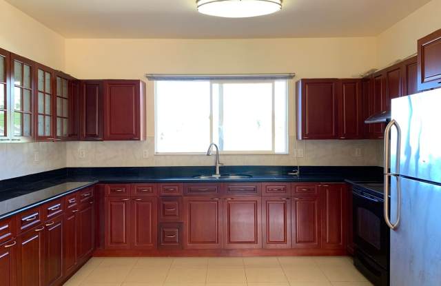 Liliha: 2 Bed, 1 Bath + Den Duplex w/ 1 Parking Spot - Includes Utilities! photos photos
