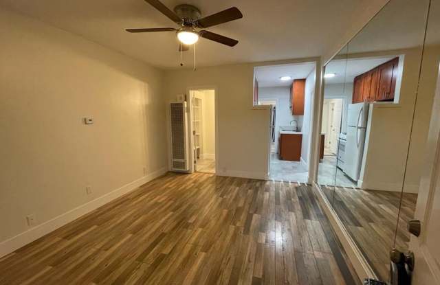 3 BD 1 BA- 1/2 duplex 6 Blocks From Beach Fenced Front & Backyard Gallery 3