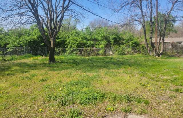 2 Bedroom House Backyard! Gallery 4
