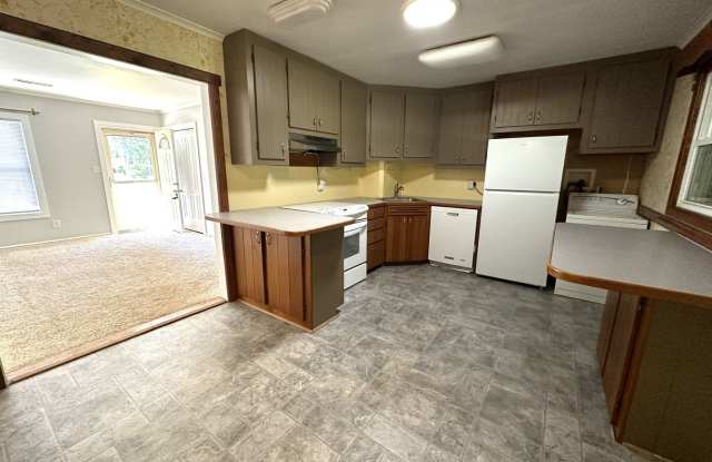 Charming 3BR/1.5BA Home in Oxford Heights Subdivision Gallery 4