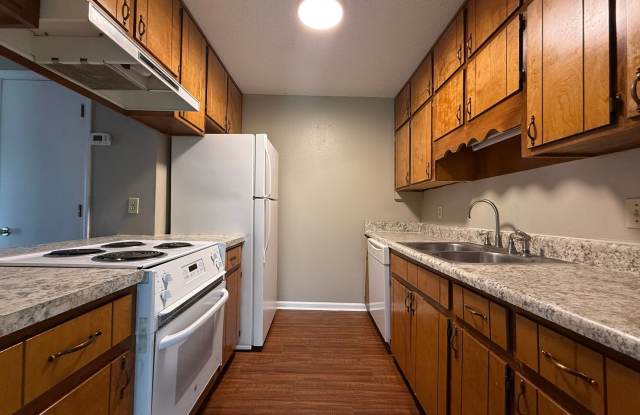 2 Story townhome on Hilaman Golf Course! Gallery 4