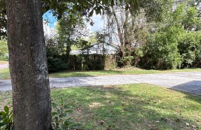 Charming 1952 Classic with Ample Parking Gallery 4