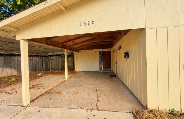 Spacious Home with Hardwood Floors, Multiple Living Areas & Versatile Bonus Space! Gallery 4