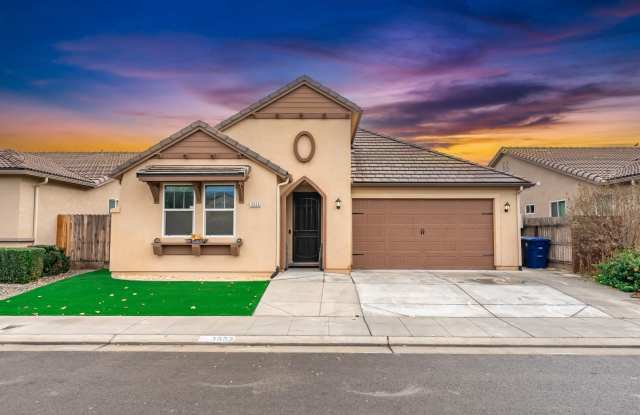 Beautiful 4-Bedroom Home with Office in Clovis, CA photos photos