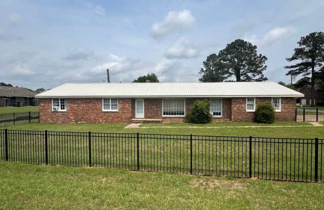 5 Bedroom 3 Bathroom West End Home - 2018 42nd Avenue, Tuscaloosa, AL 35401