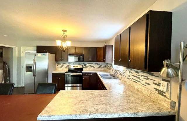 Cozy 3 Bedroom/2 Bath Home with large yard and covered back patio! Gallery 3