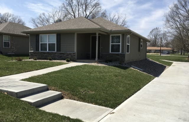 406 S Monroe St - 406 S Monroe St, Raymore, MO 64083