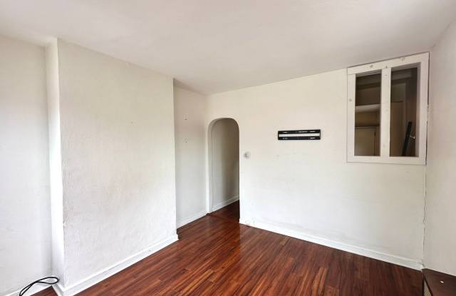 2 Bed, 1 Bath Rowhome in the Heart of Lawrenceville - Available Immediately! Gallery 3