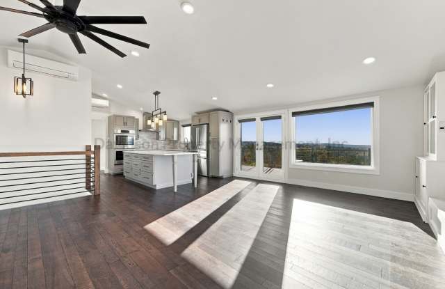 Stunning 5 Bedroom House in Gleneagle with Gorgeous Mountain Views Gallery 4
