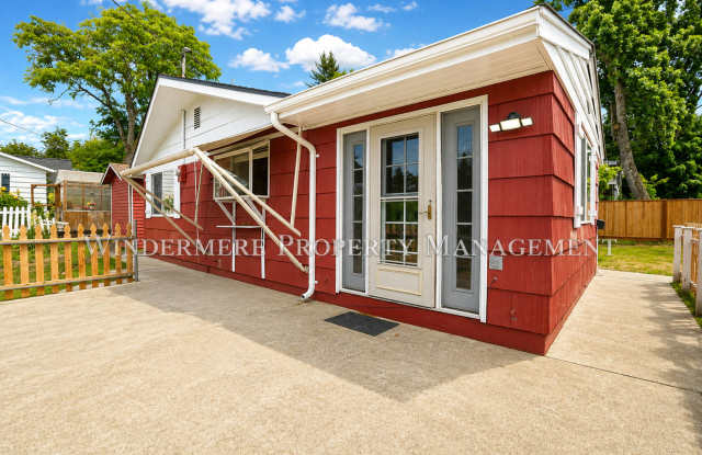 Three Bed Rambler on large fenced corner lot with patio Gallery 4