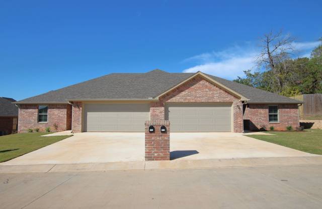 Beautiful 3 Bedroom 2 Bathroom Townhouse in South Tyler! 1/2 OFF FIRST FULL MONTHS RENT! photos photos