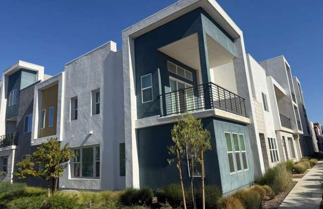 Beautiful 4-Bedroom Home in Valencia’s Five Points! Gallery 3