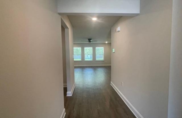 4 bed 2 bath rental Gallery 3