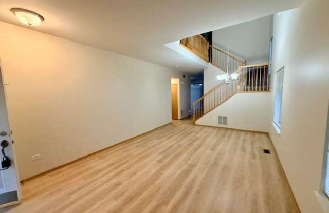 Spacious  & Beautiful 3 bedroom home with 2.1 bath. Gallery 4